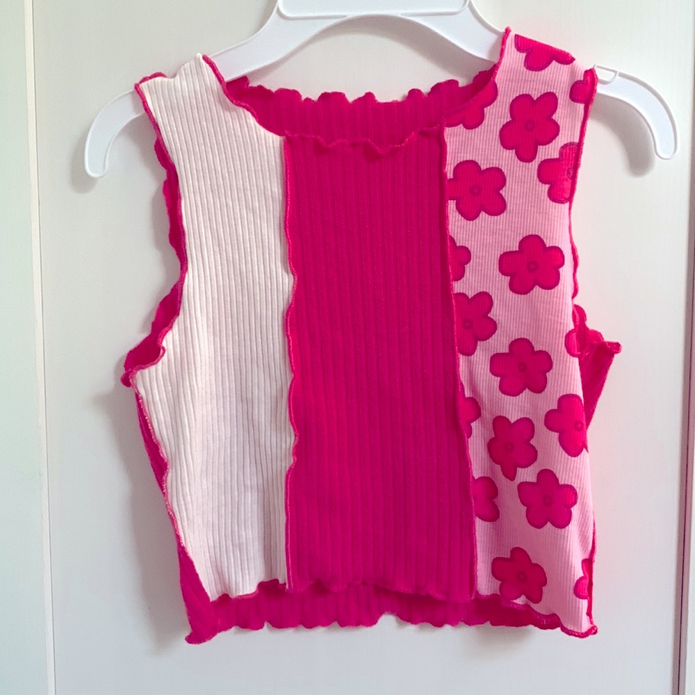 Y2K Pink tank crop top with flower detail.